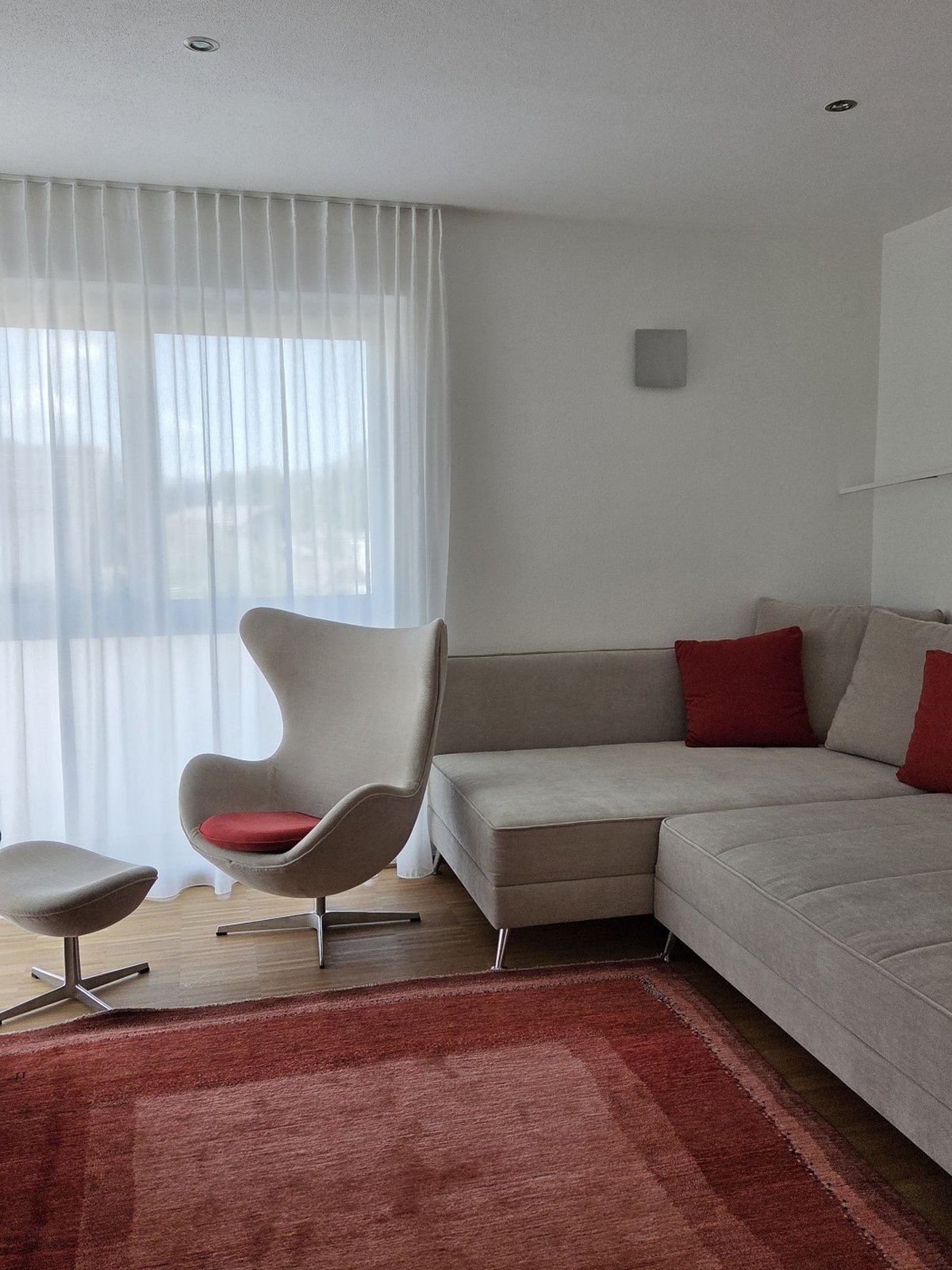 Loungebereich mit Egg Chair & Transparentvorhang