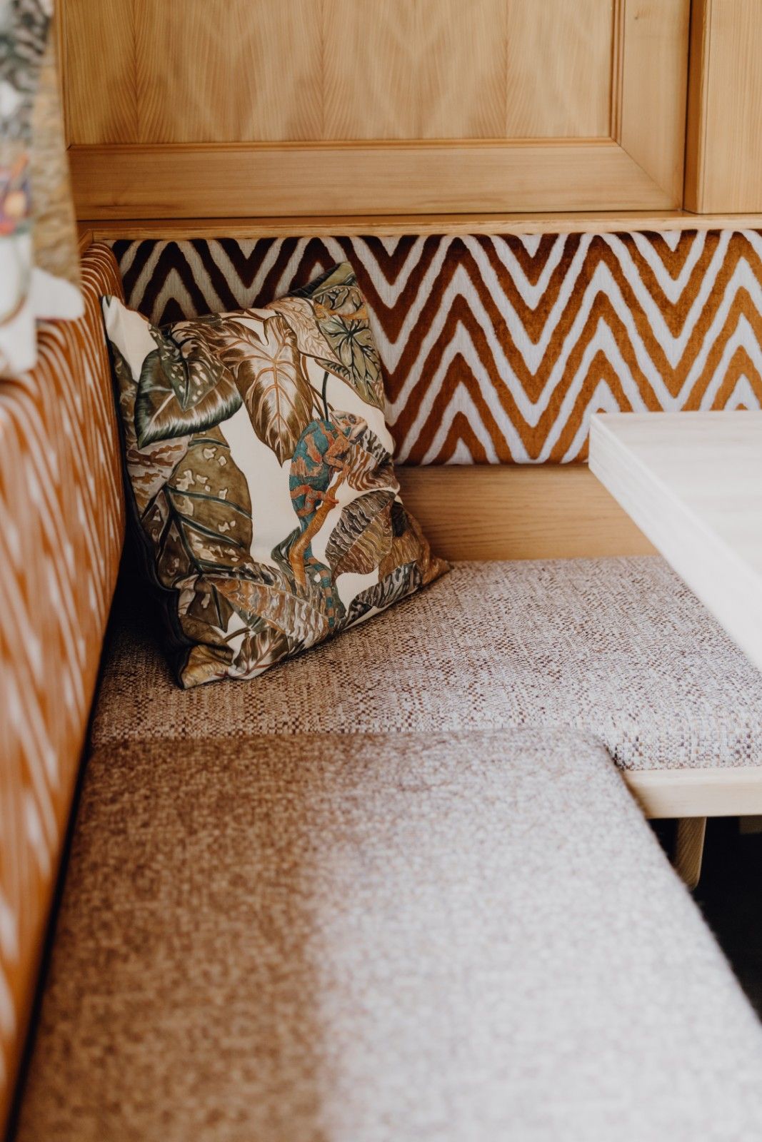 Genussraum im Dorfcafe — Polsterdetail