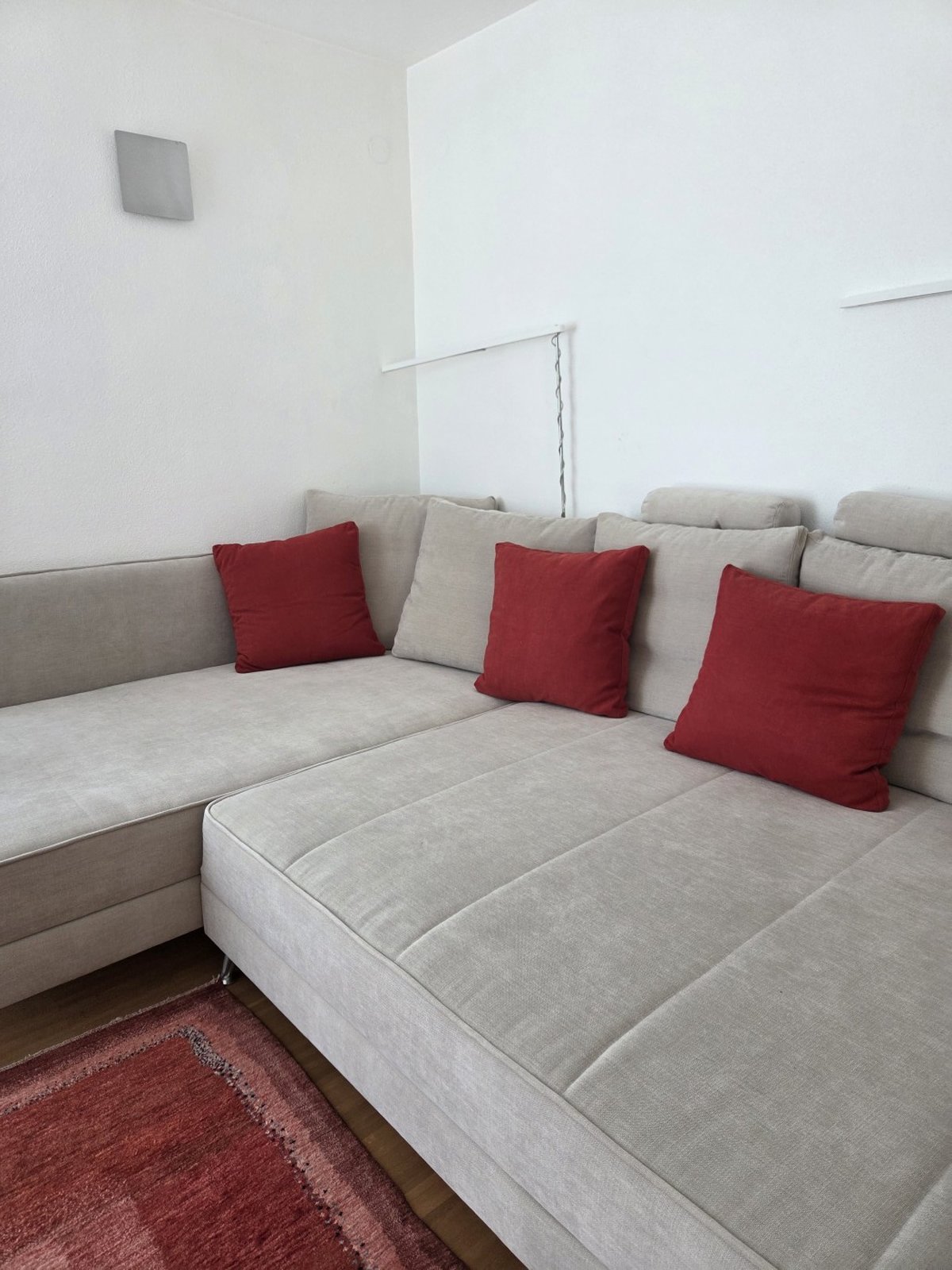 Wohnbereich — Ecksofa mit Akzentkissen