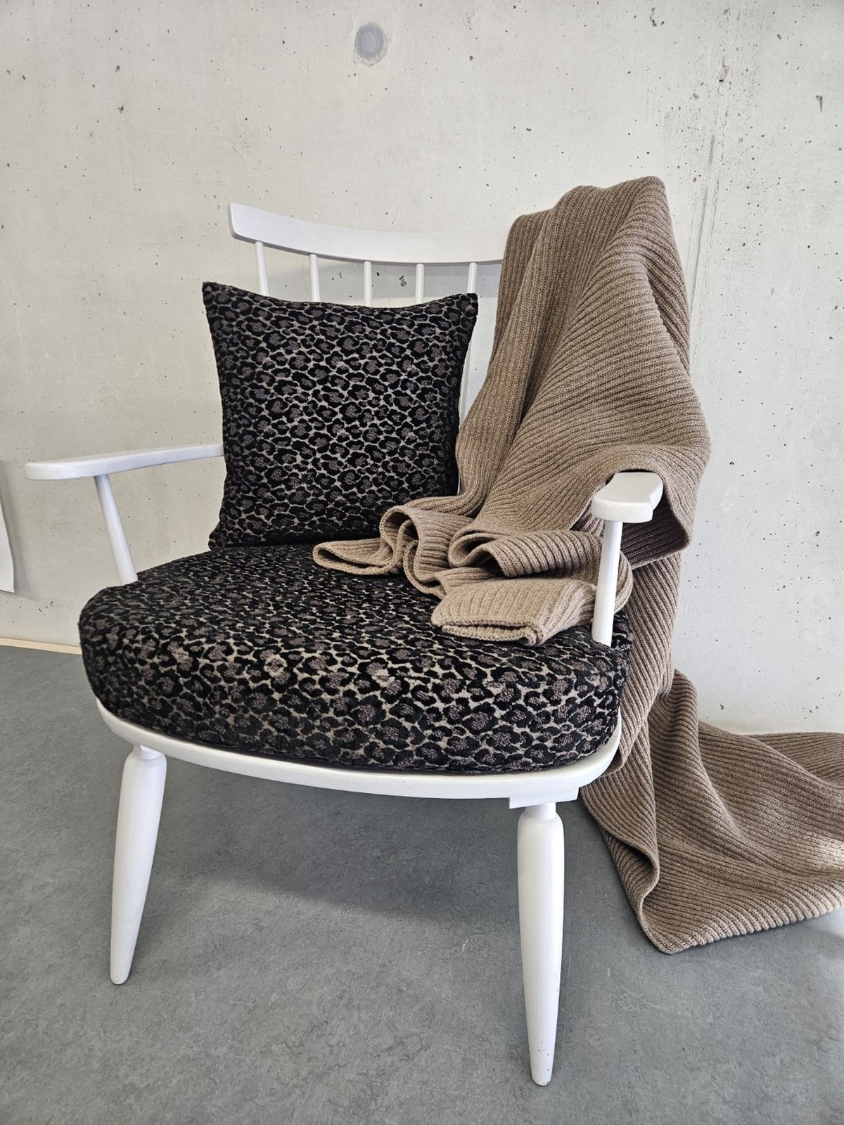Sessel — Leoparden-Polsterung & Strick
